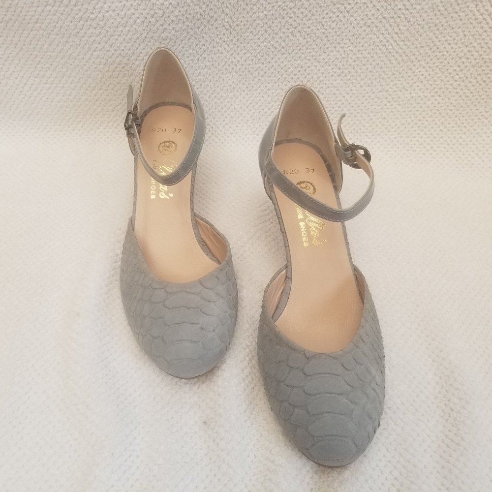 Gorgeous leather short heels new and unworn.